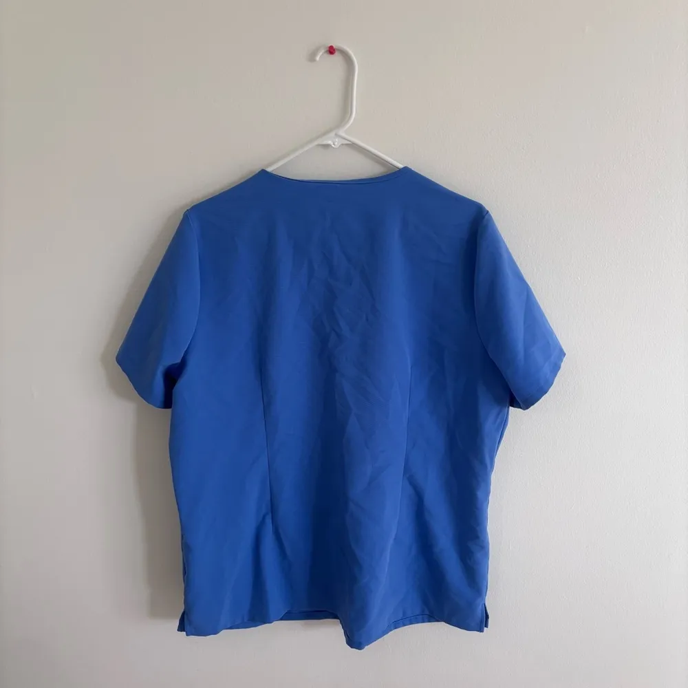 Figs Technical Collection Casma Three-Pocket Scrub Top in Ceil Blue XL - Image 5