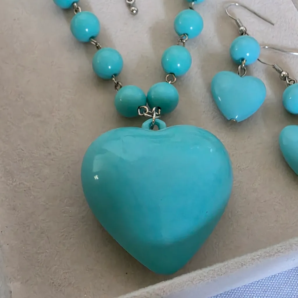 Silver and Turquoise Aqua Blue Acrylic Bead Puffy Heart Necklace Earrings Set - Image 4
