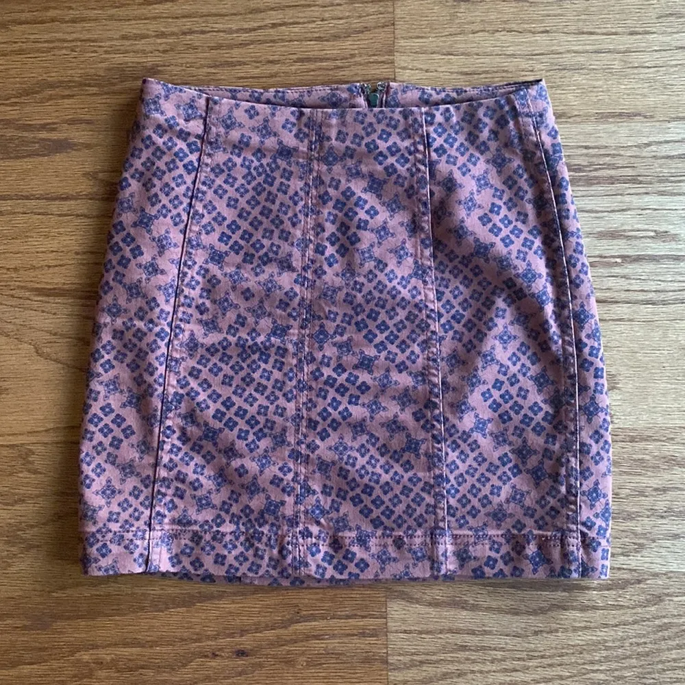 Modern Femme Printed Mini in red. Size 4. NWOT - Image 6