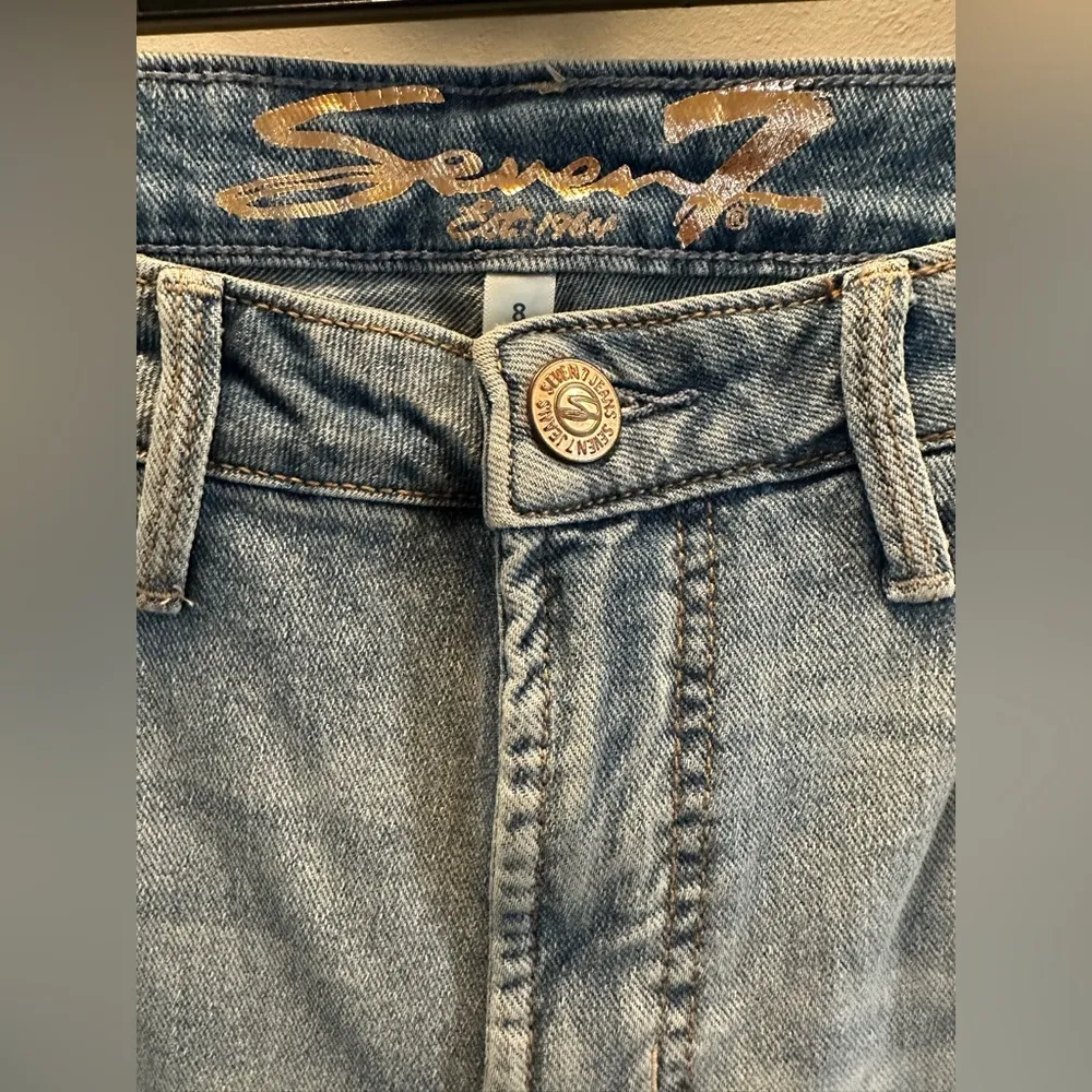 Seven 7 distressed denim jeans Size 8 inseam 25 inches New with sticker - Image 4