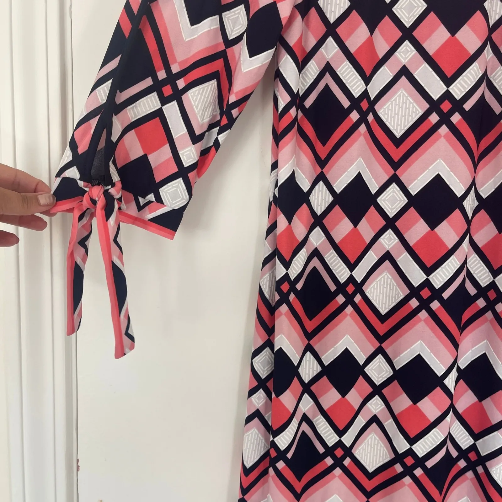 NWT Sandra Darren Women's Geometric Print 3/4 Sleeve Dress Coral Navy White M - Image 3
