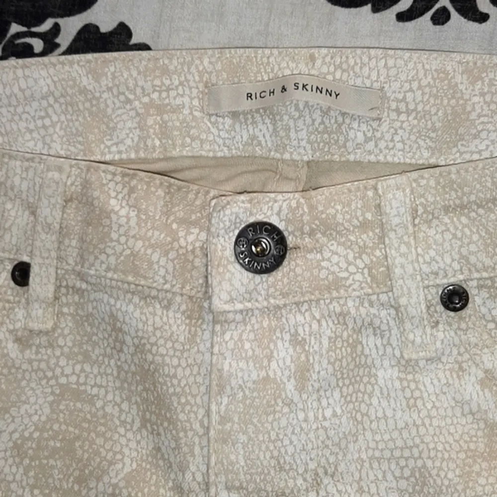Rich & Skinny reptile print cream colored jeans - Image 2