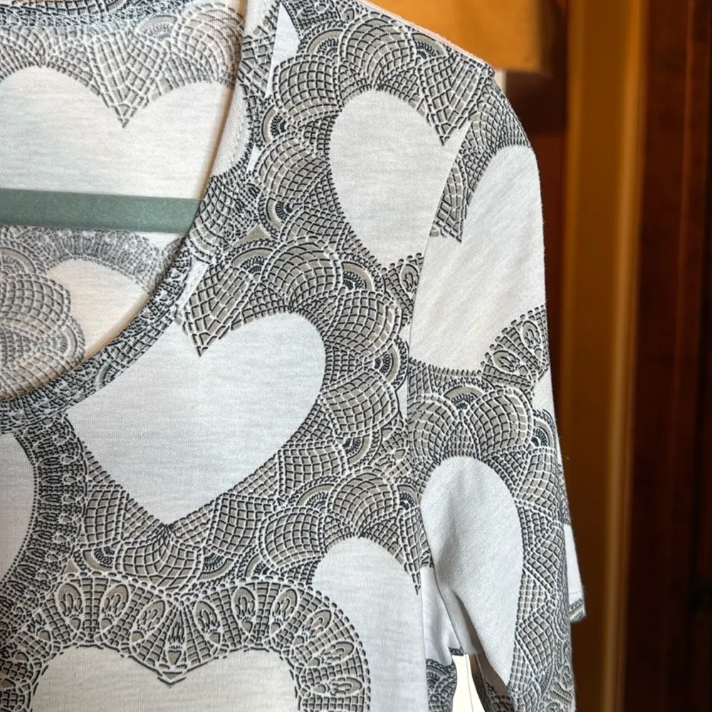 NWT LuLaRoe Perfect T Heart Cream White Black Tan Short Sleeve Tee Size XS - Image 4