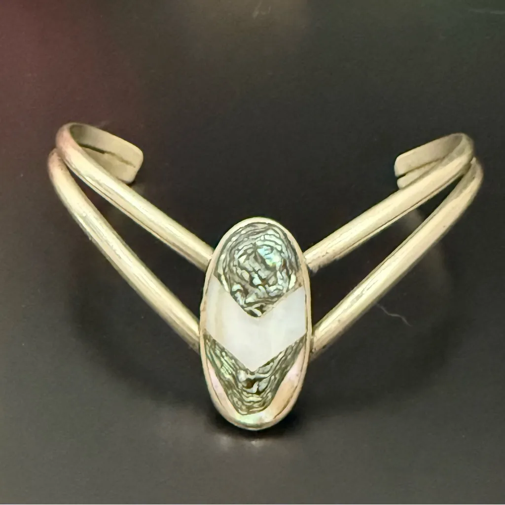Vintage Unsigned Mexican Silver Abalone Shell V Cuff Bangle Bracelet 9.9g. - Image 2