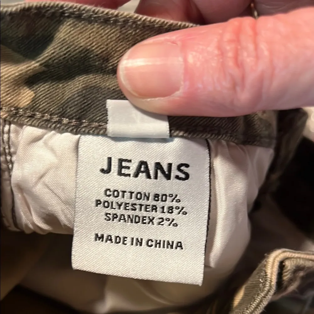 Camo Women's Shorts size 4 - Image 4