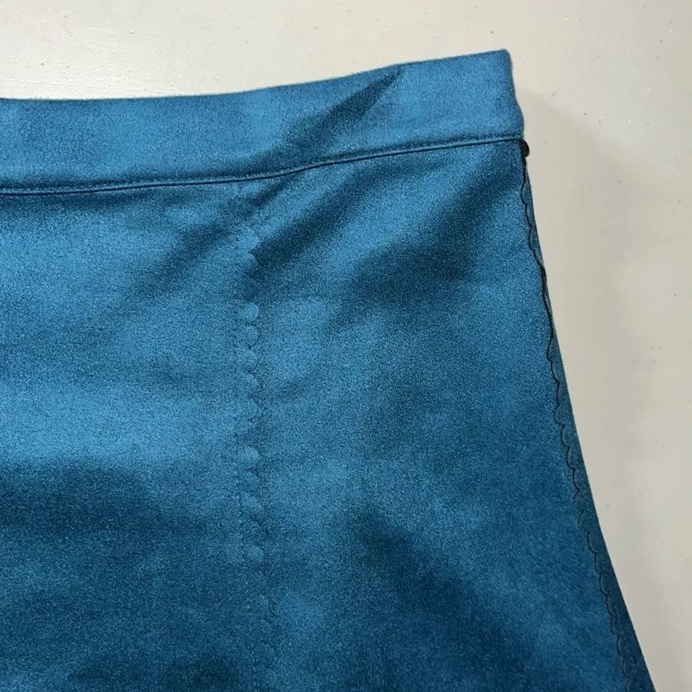 Mi Ami NWT Size XL Blue Faux Suede Scalloped Trim A - Image 3