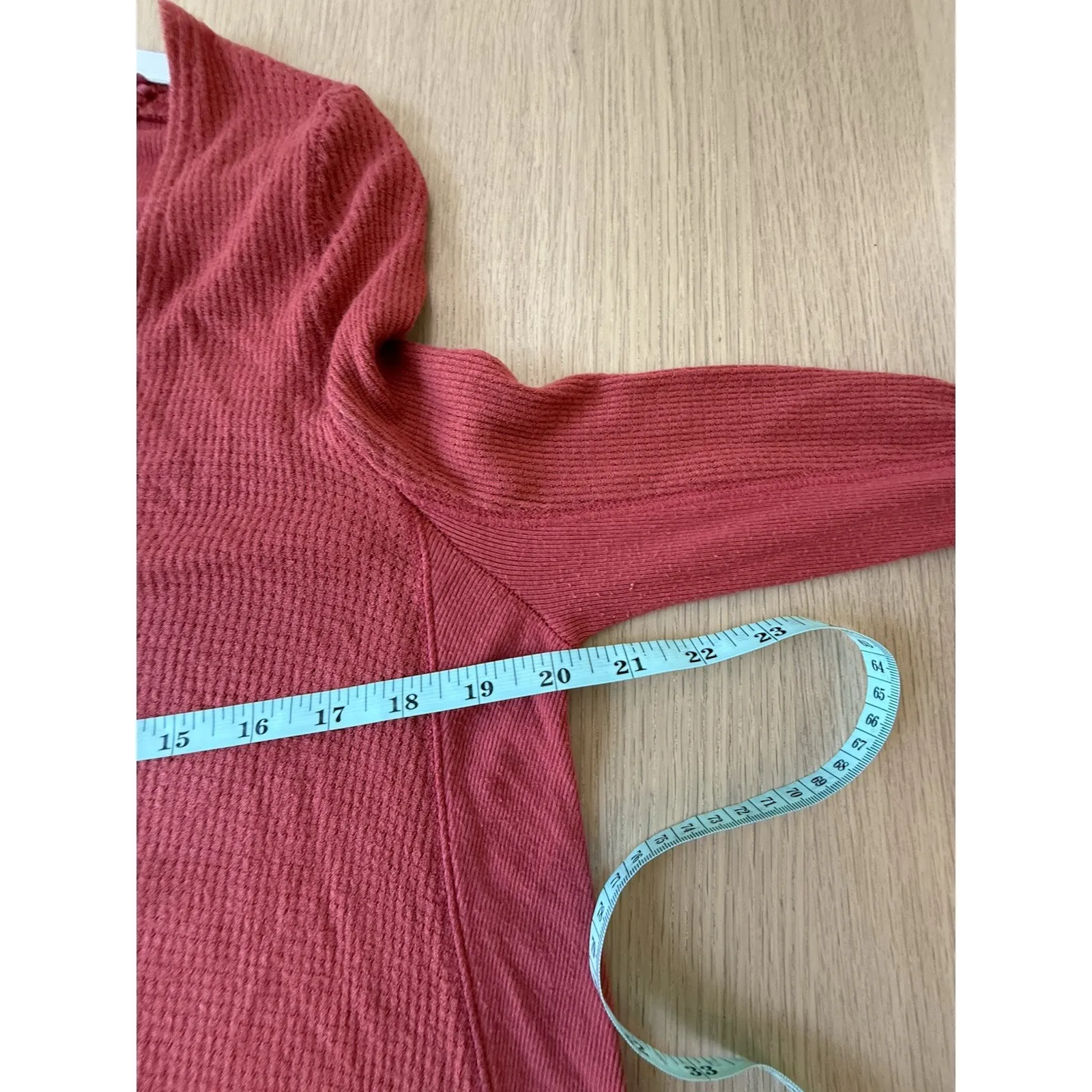 FREE PEOPLE LONG SLEEVE MALIBU KNIT THERMAL HI-LOW TOP SHIRT Sz Medium - Image 9