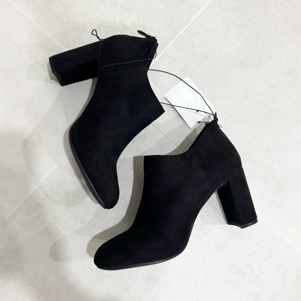 CL by Laundry Black Ankle Booties Sleek Design - Image 3