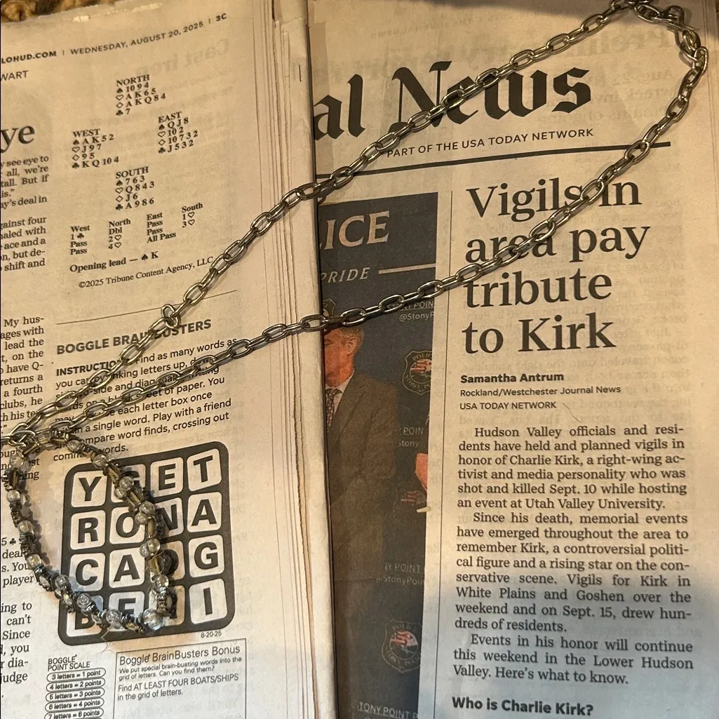 Non Signe Silver Toned Diamond Embellished Jewlery Duo - Image 3