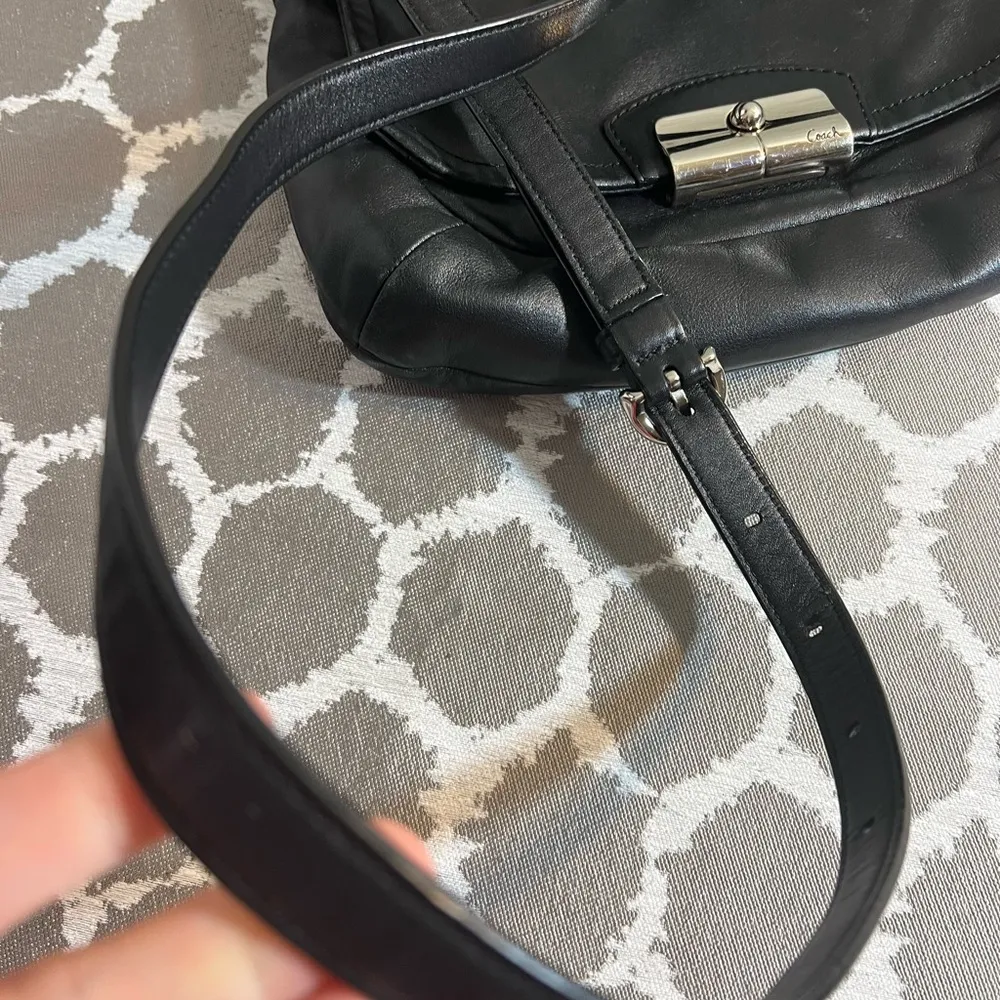 Coach Black Crossbody Bag with Adjustable Strap and Flap Closure - Image 7