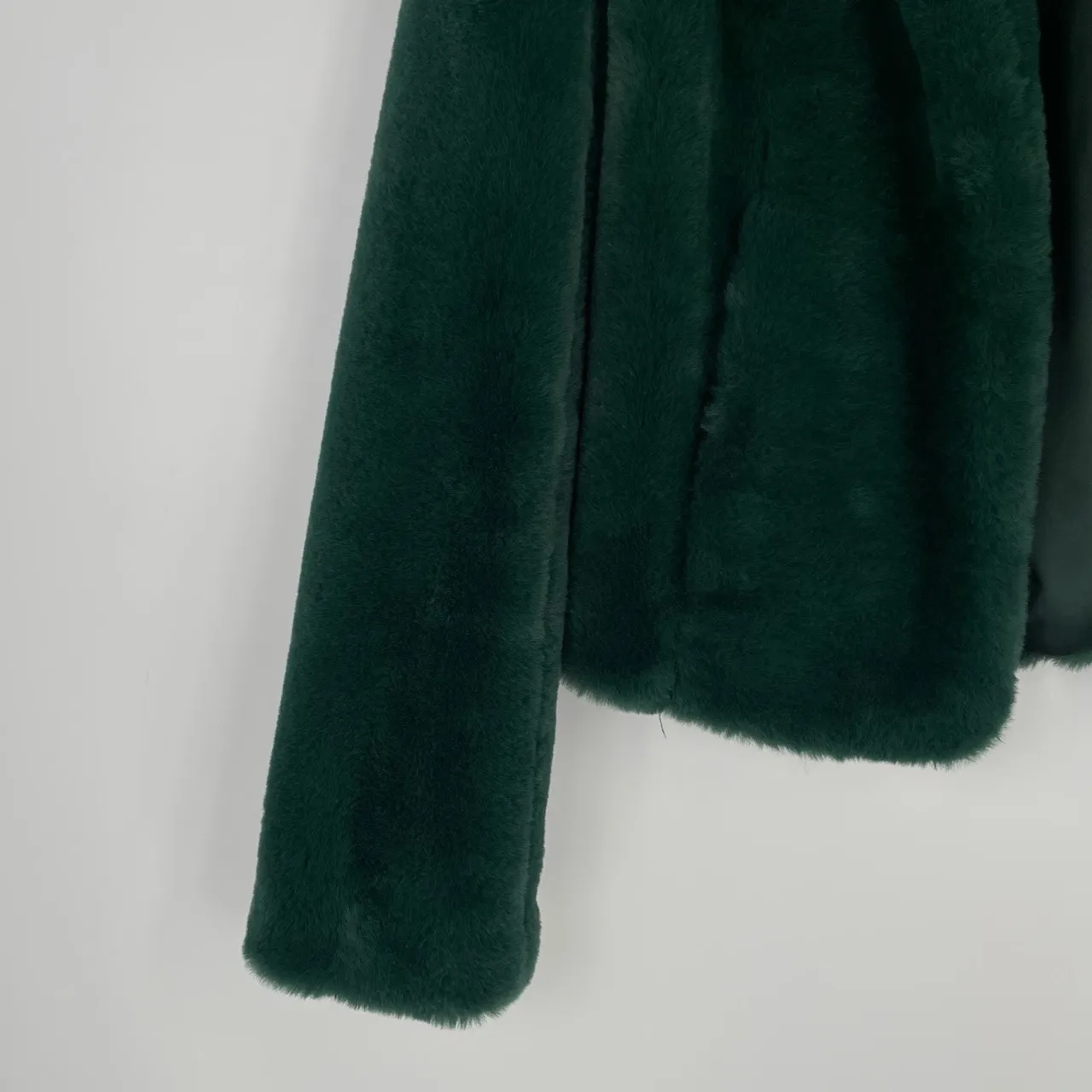 BLANKNYC Soft Girl Mob Wife Green Notch Lapel Faux Fur Fluffy Cropped Jacket  XS - Image 5