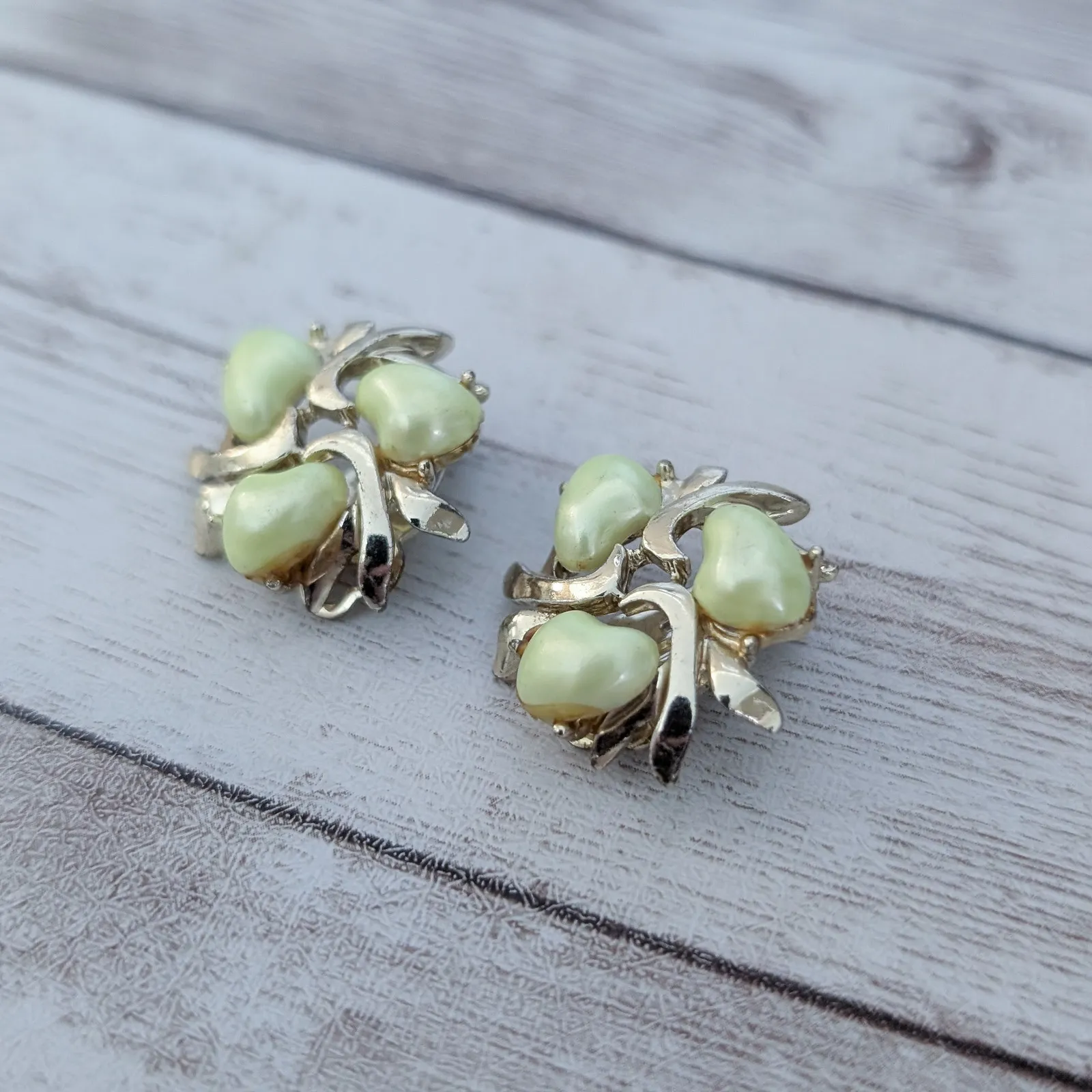 Vintage BSK Clip On Earrings Green & Gold Tone Just Over 7/8" - Image 4