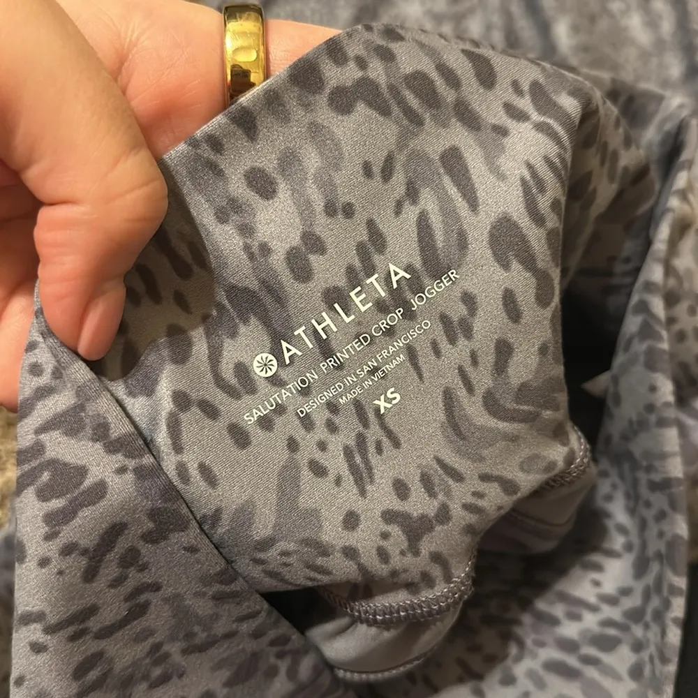 Athleta Salutation Printed Crop Jogger XS Purple - Image 7