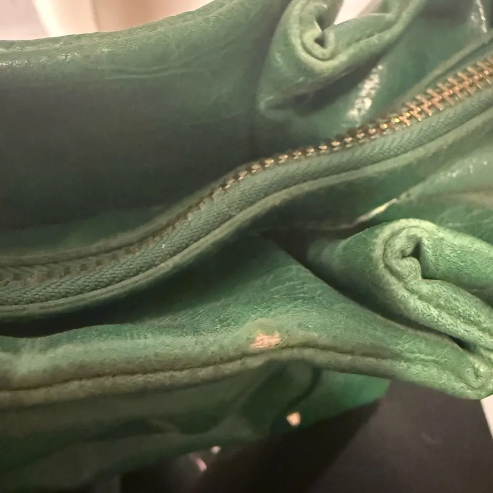 Jessica Simpson Green Shoulder Bag with Unique Stitched Design - Image 4