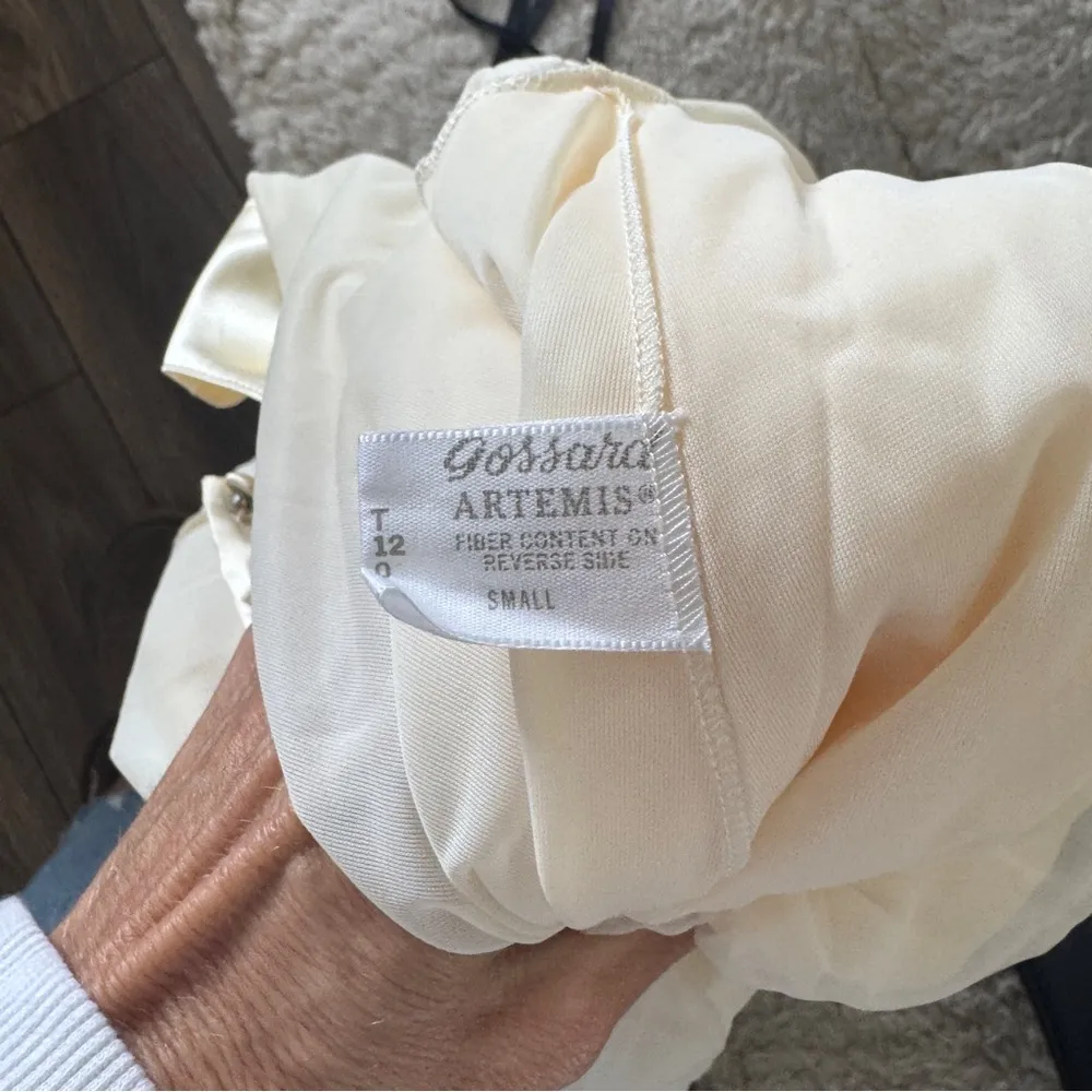 1960s Vintage Pale Almond Yellow Gossard Short Peignoir Nightgown & Robe Set - Image 13