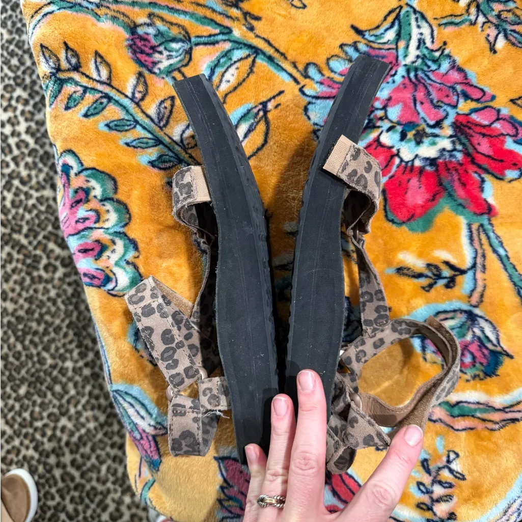 Teva  Leopard Print midform  Sandals size 10 - Image 3