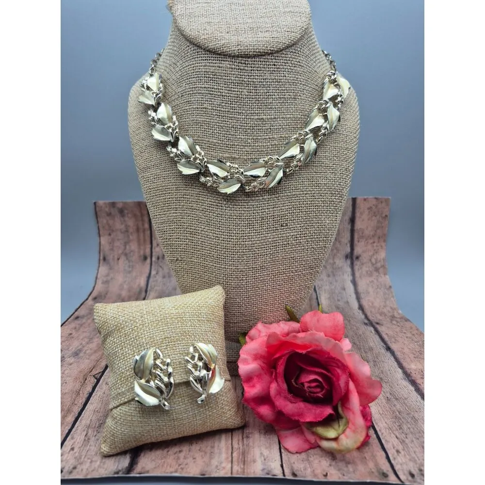 Vintage Costume Jewelry Set Collar Necklace & Clip Earrings Gold Tone Leaves - Image 3