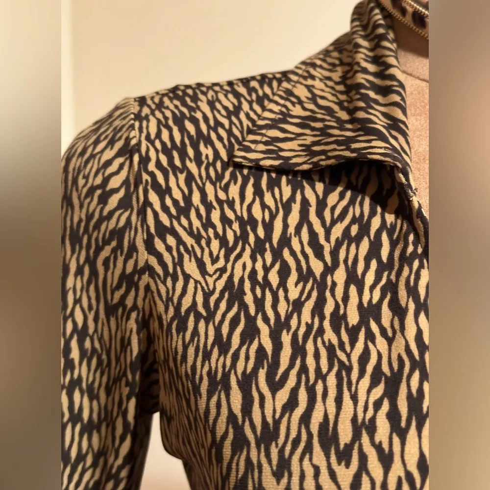 Ann Taylor Black & Tan Animal Print Wrap Around Dress Tie In Front Sz 4P V Neck. - Image 4