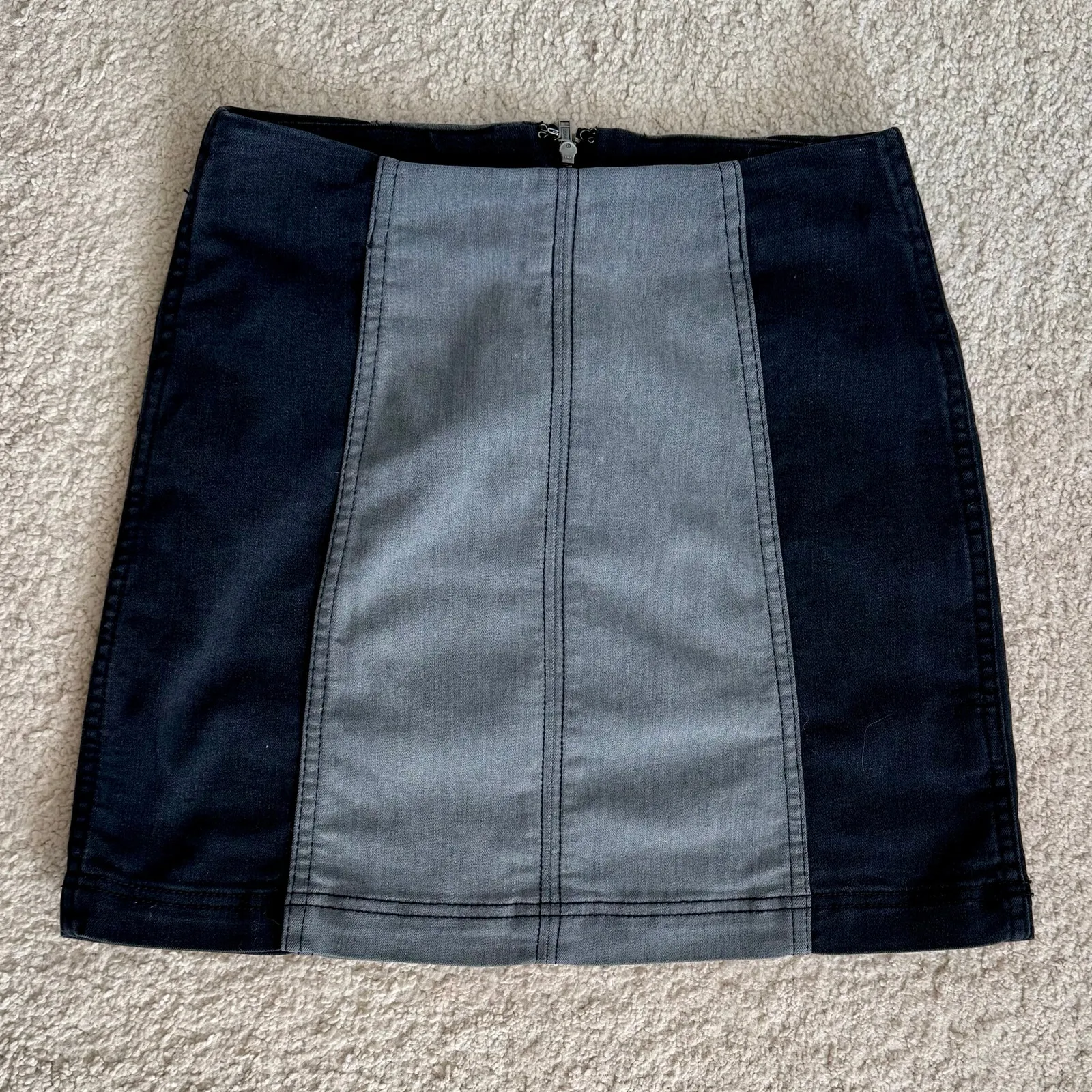 Free People Modern Femme mini skirt black gray two toned denim size 2 stretchy - Image 5