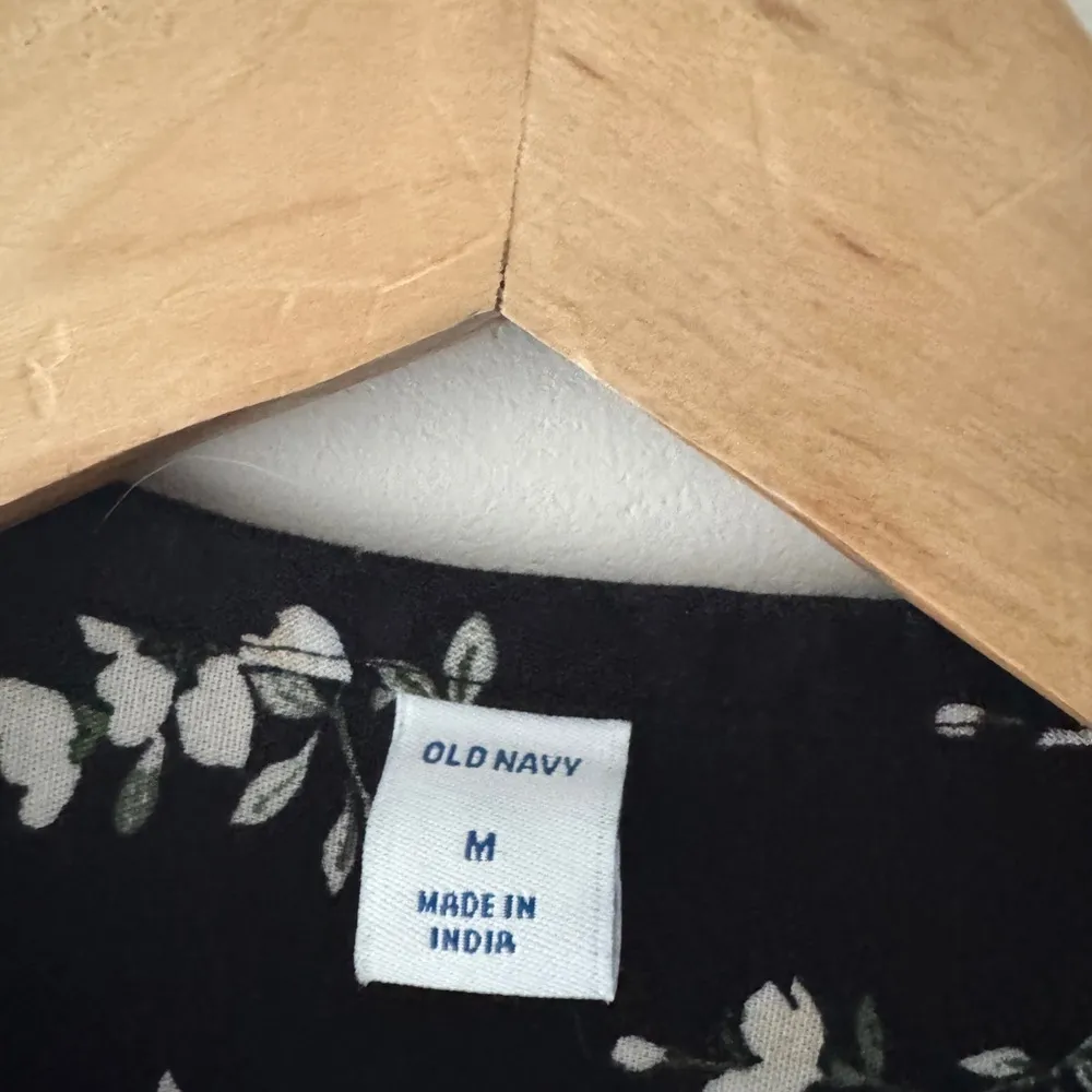 Old Navy Black Floral Printed V Neck Top - Image 5