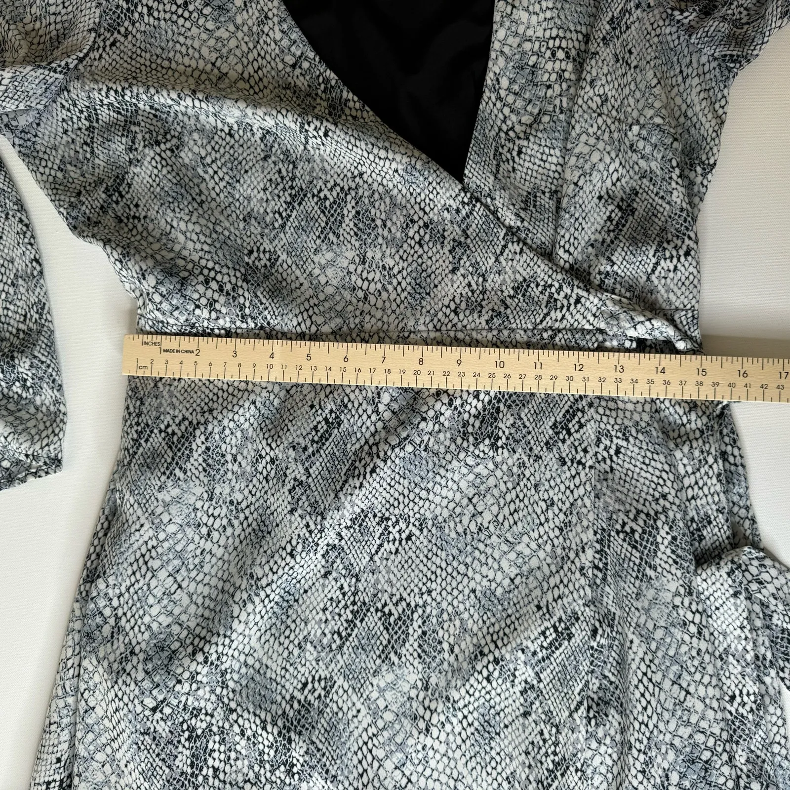 Gianni Bini Womens Snake Print Laura Wrap Dress in Grey Sz‎ L | Office Flowy - Image 13
