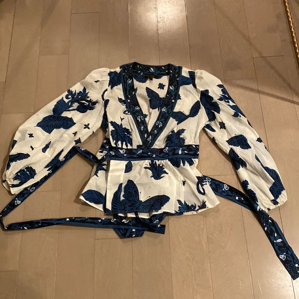 GORGEOUS banana republic balloon sleeve butterfly print top - medium - Image 2