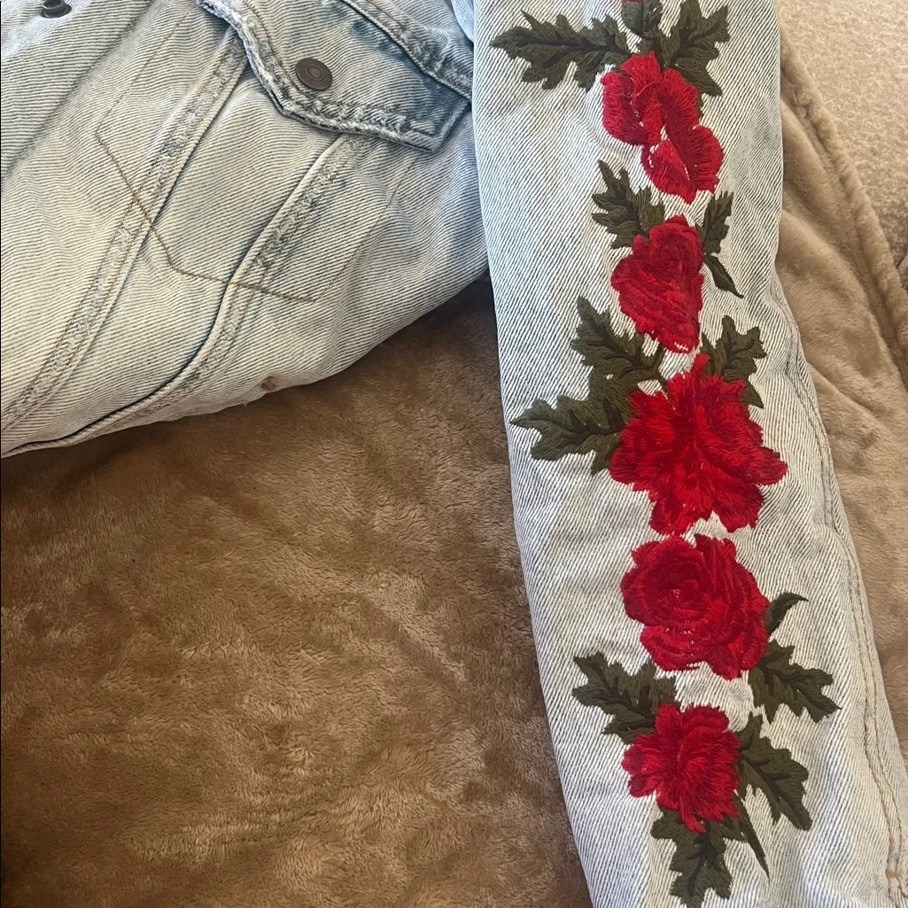 Levi’s Sherpa Trucker Denim Jacket with Floral Embroidery – Size S - Image 4
