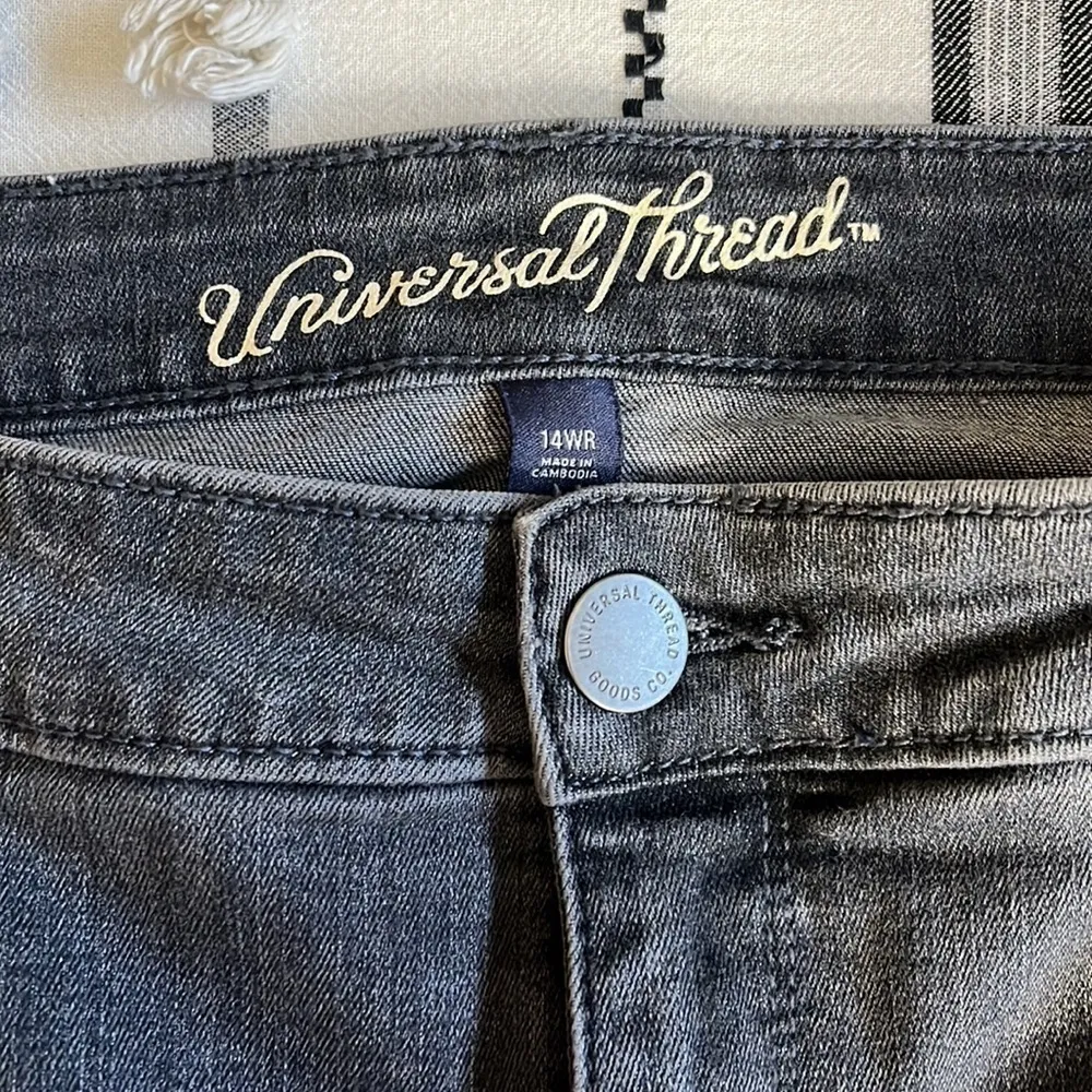 Universal thread • skinny jeans raw hem - Image 11
