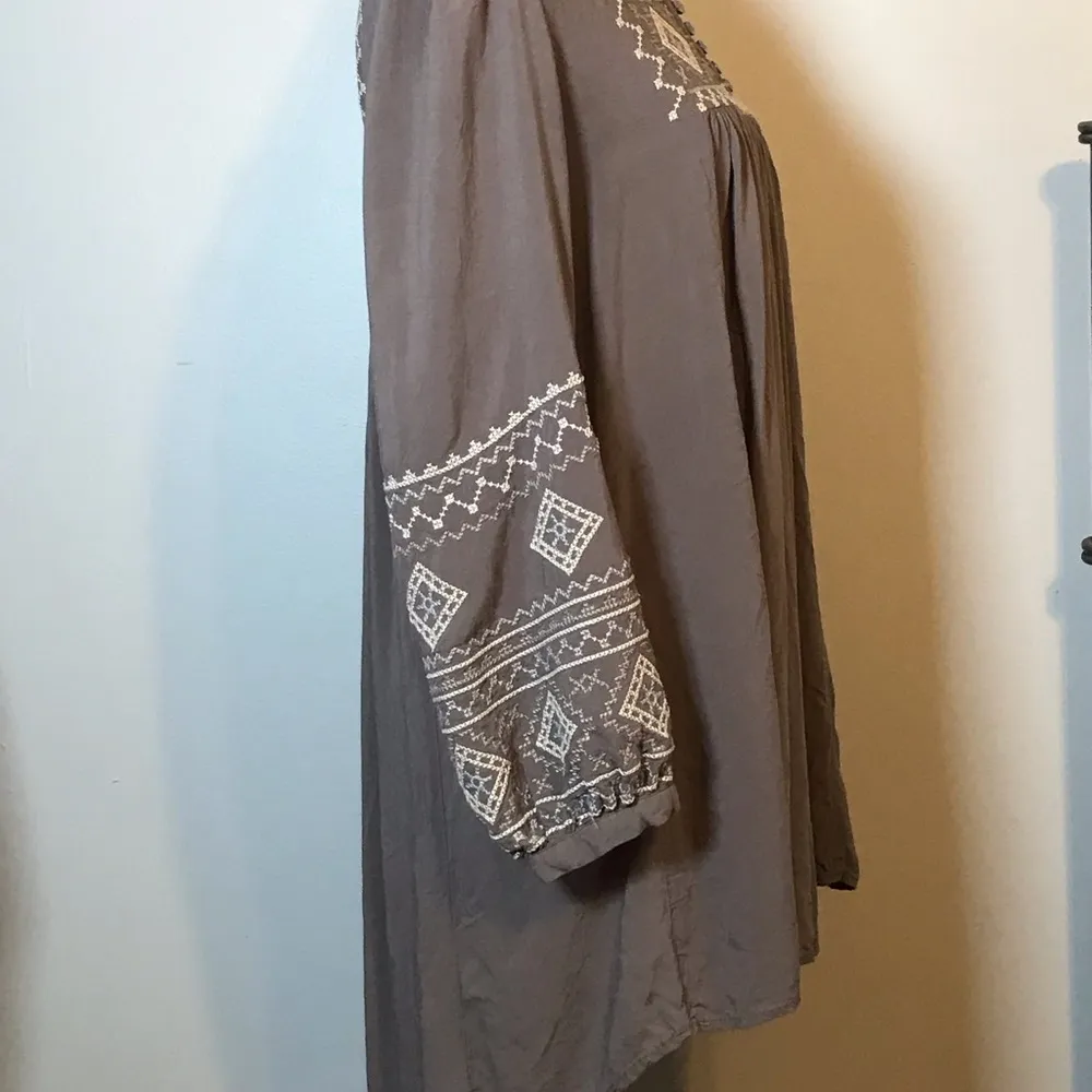 MONORENO EMBROIDERED HI-LO LIGHTWEIGHT SMOCK TOP  TAUPE SZ SMALL 100% RAYON - Image 4