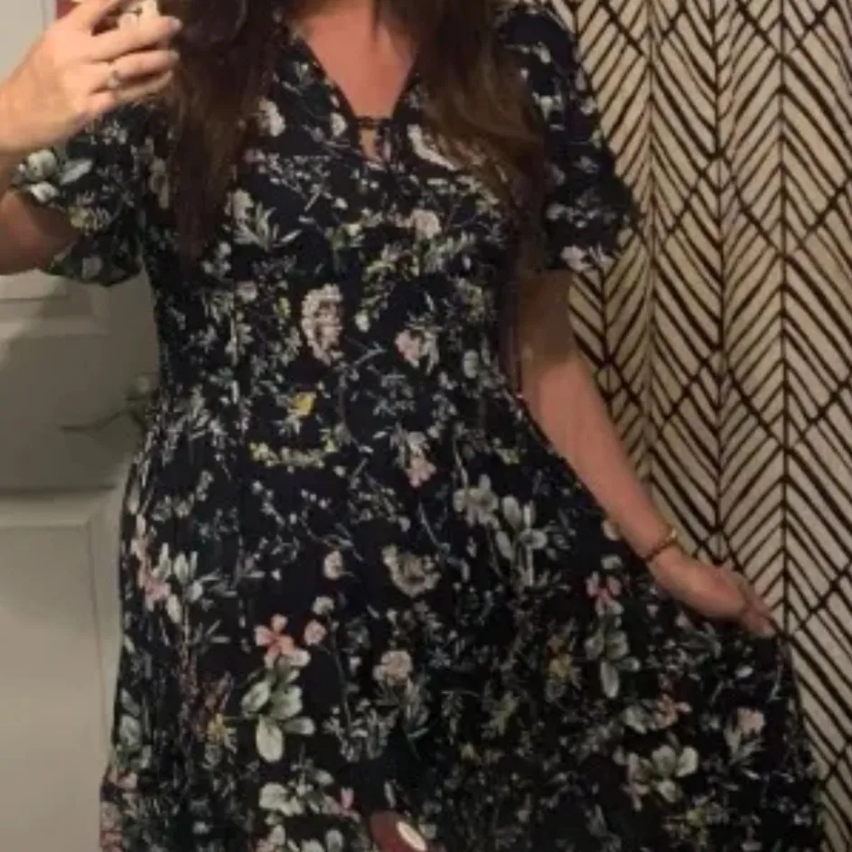 BALTIC BØRN Spell Boho Navy Floral VNeck Smocked Tiered Maxi/Midi Dress 
M BNWOT - Image 2