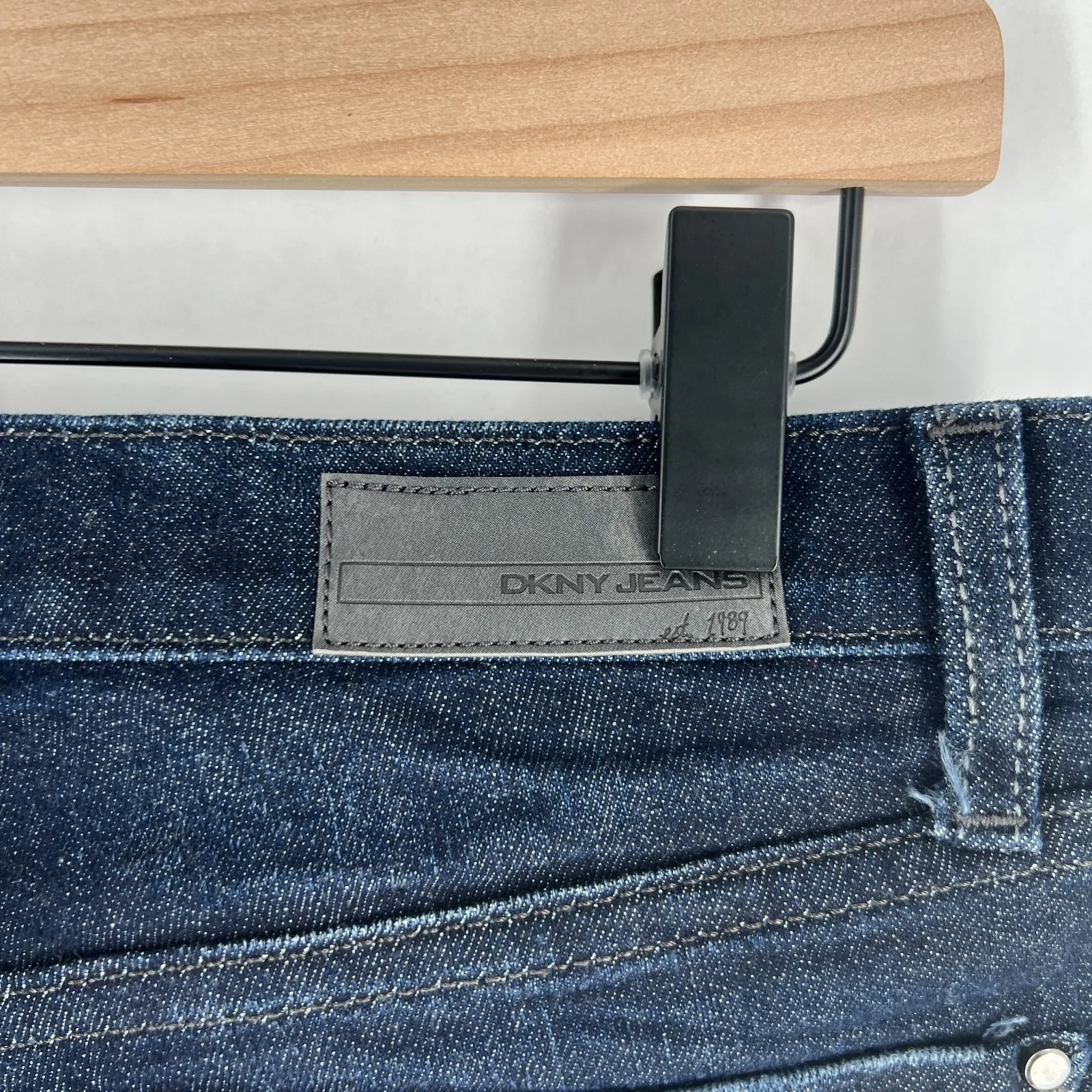 DKNY Skinny Leg Jeans Womens 6 Blue Whiskering Denim Cotton Dark Wash Mid Rise - Image 6