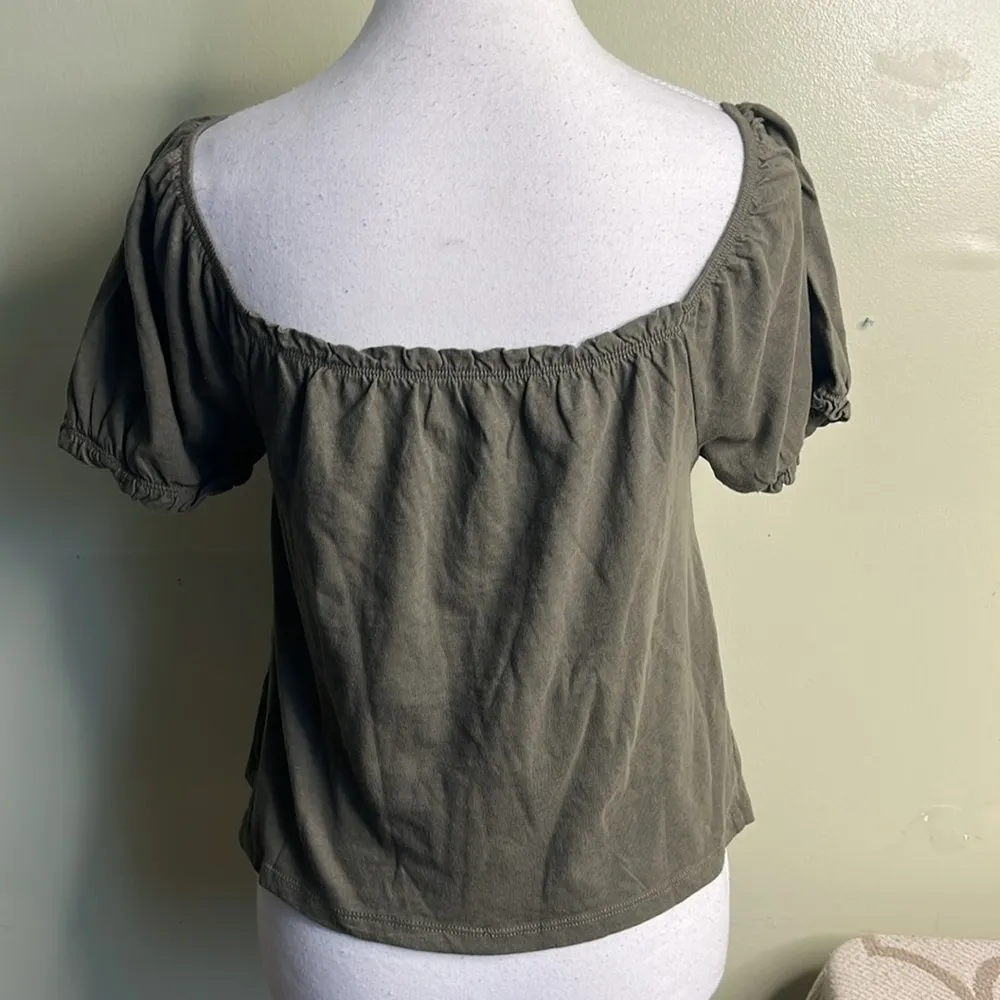 American Eagle Outfitters Green off shoulder short Sleeve Crop top size XS, NWT - Image 2