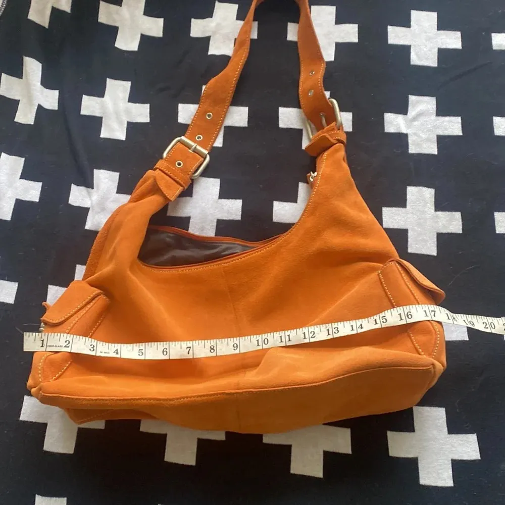 Orange suede shoulder bag with an organic rustic look - Image 7
