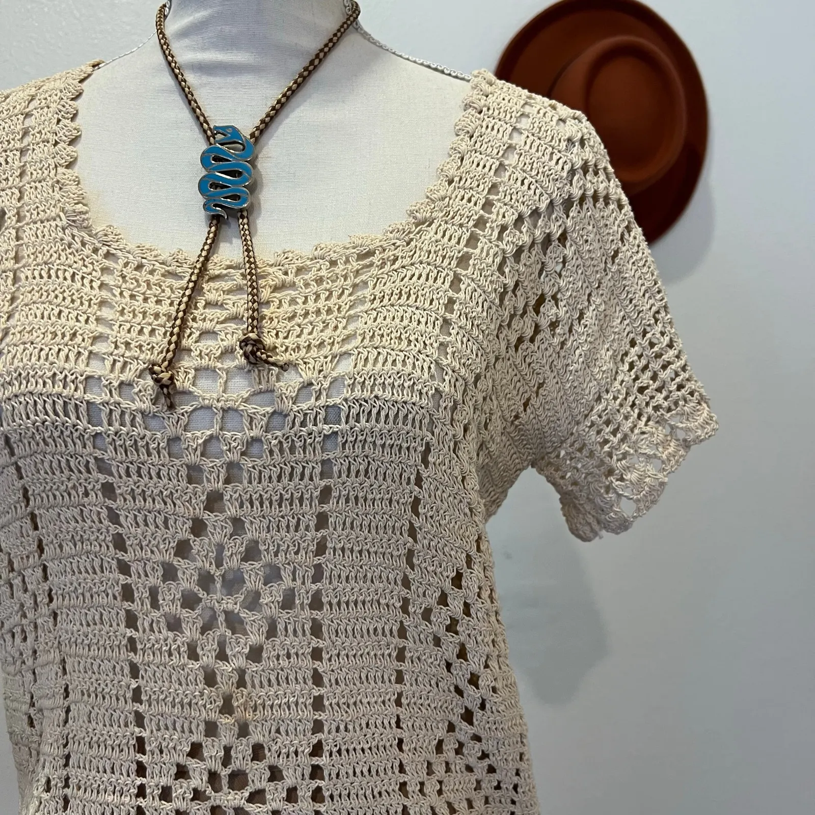 1970s Handmade Woven Cream Short Sleeve Indie Semi Sheer Crocheted Top - Image 2