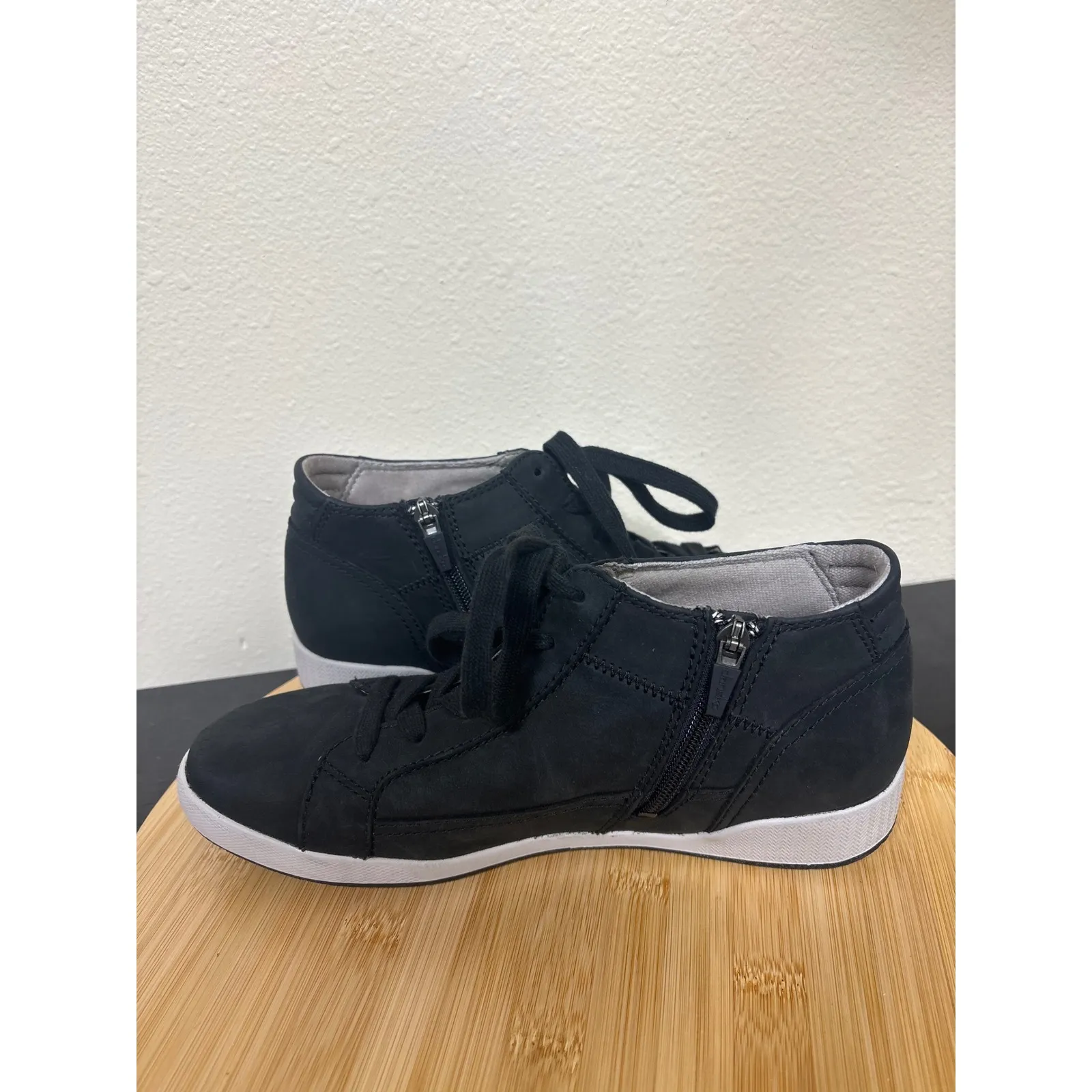 Dansko Onyx Women's 40 Black Leather Mid top Lace Up Side Zip Sneakers - Image 10