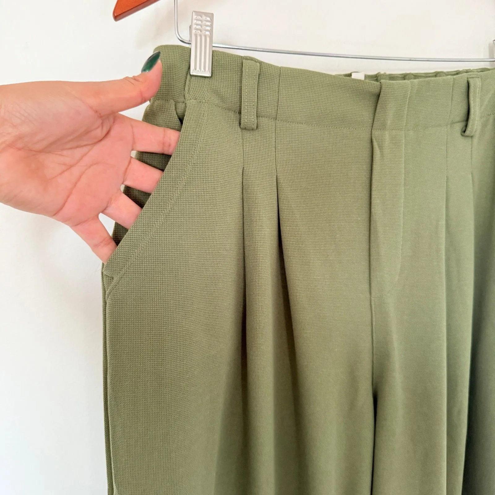 Halara Flex High Waisted Green Wide Leg Waffle Pleated Floor Length Pants Sz M - Image 5