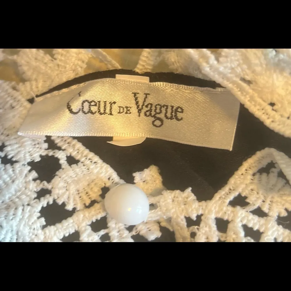 Couer de Vague floral embroidery top with peek a boo sleeve. Size M Size M - Image 4