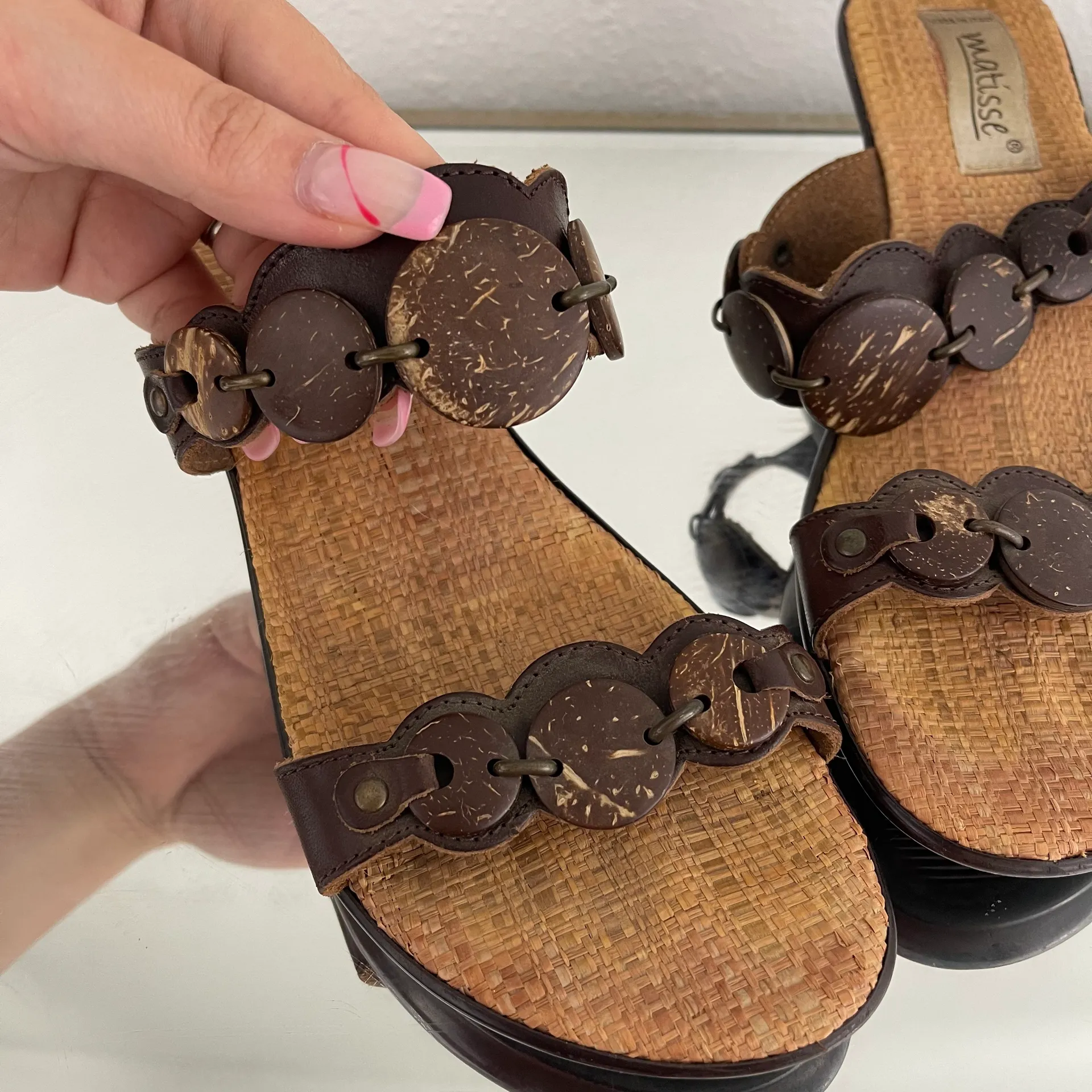 MATISSE Y2K Brown Tan Leather Wooden Circle Bead Dual Strap Kitten Heel Sandals - Image 9