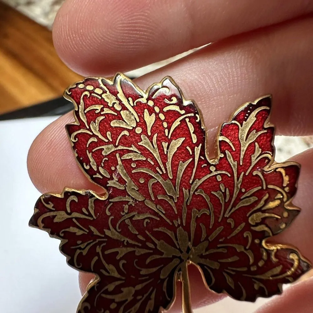 MMA Metropolitan Museum of Art Gold Tone Red Enamel Maple Leaf Pin Brooch 1985 - Image 4