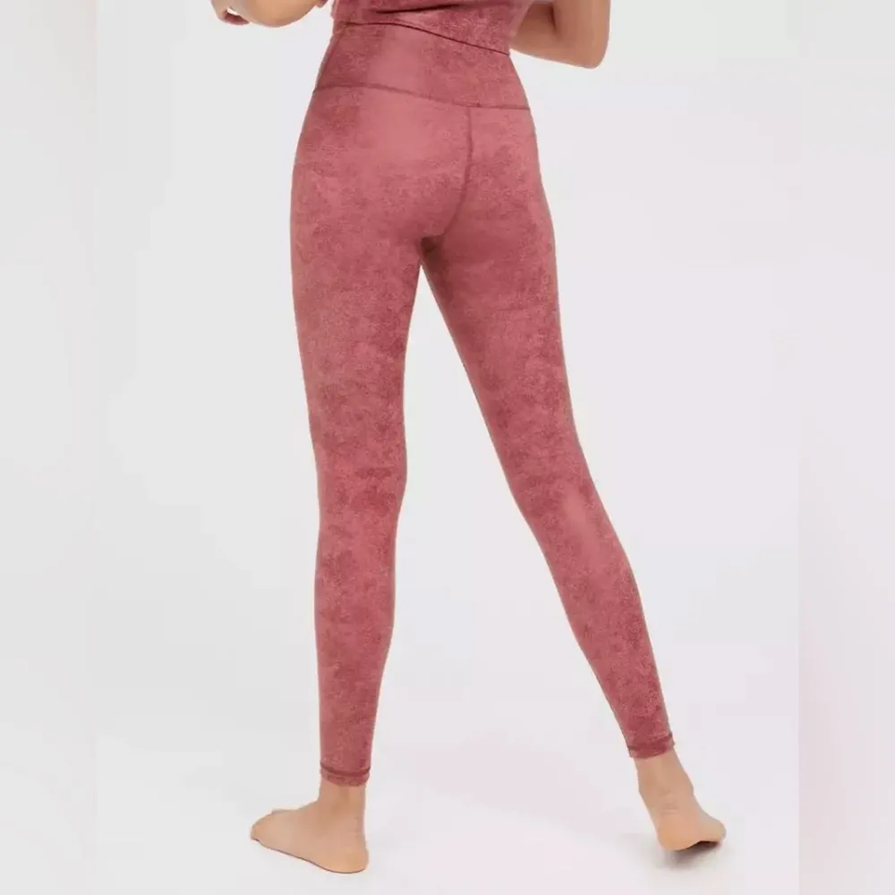 OFFLINE By Aerie The Hugger Mauve Crossover High Waisted Crackle Legging - Image 3