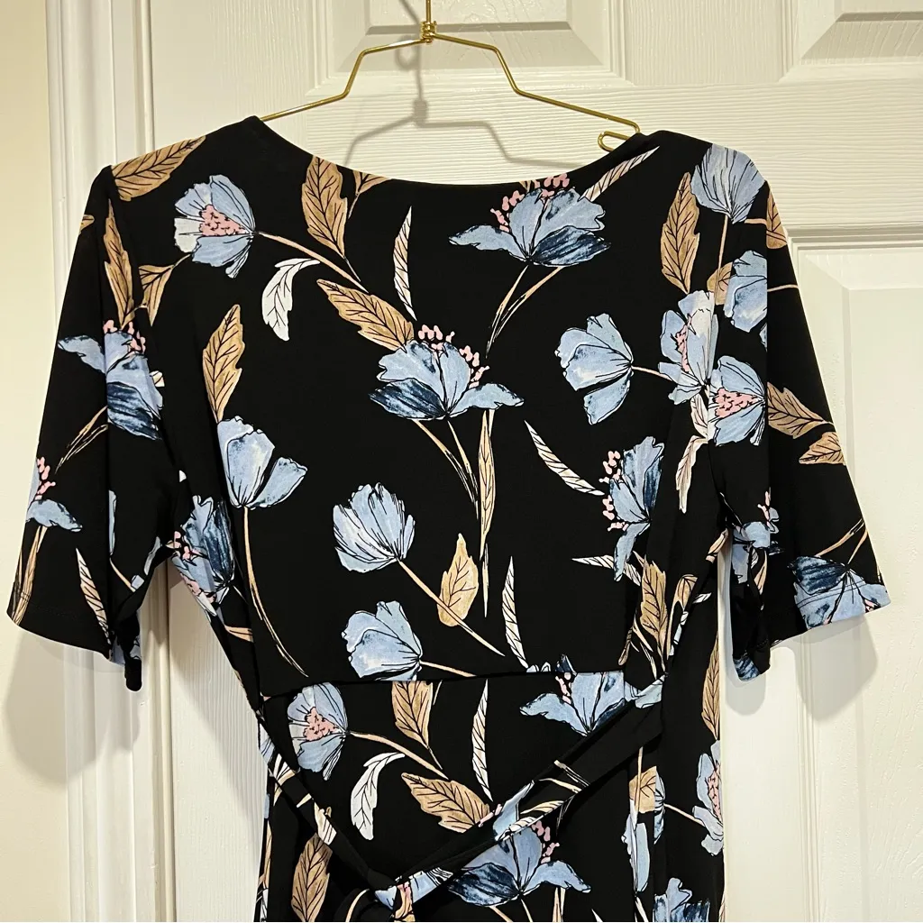 Motherhood Maternity Wrap Black and Blue Floral Dress Size Large Slinky Material - Image 4