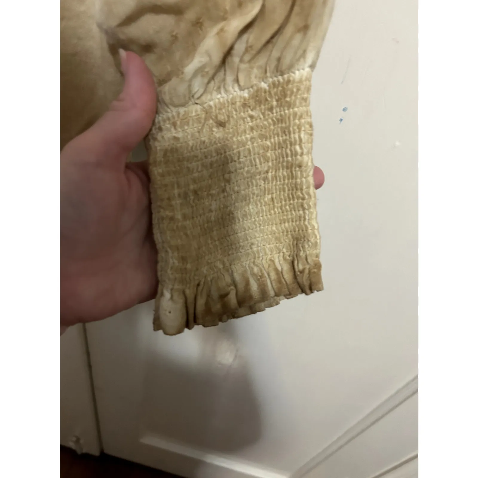 Buckle Gimmicks Women's M Mock Neck Top Keyhole Embroidered Missing One Button - Image 4