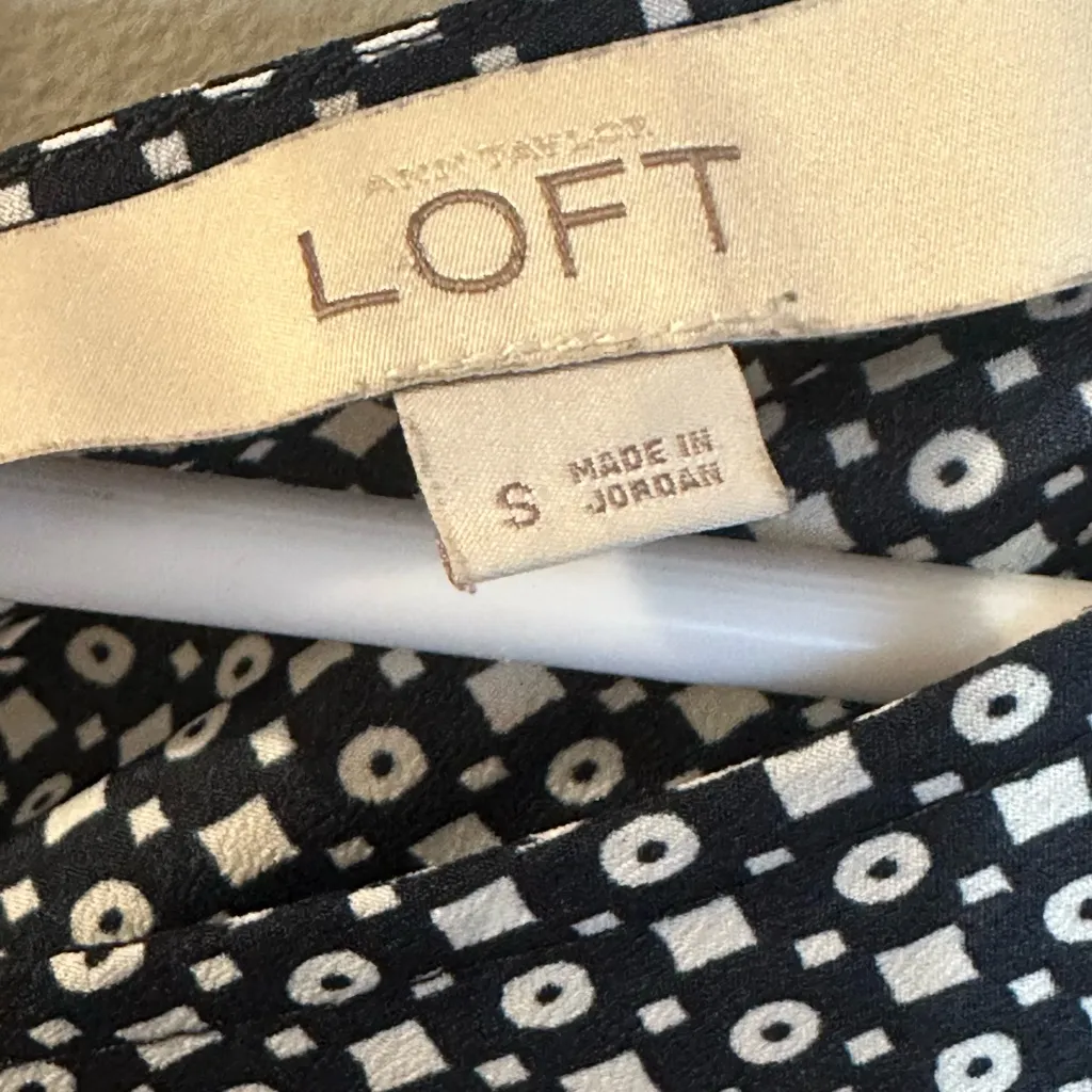 LOFT Black and White Sleeveless Blouse - Image 3
