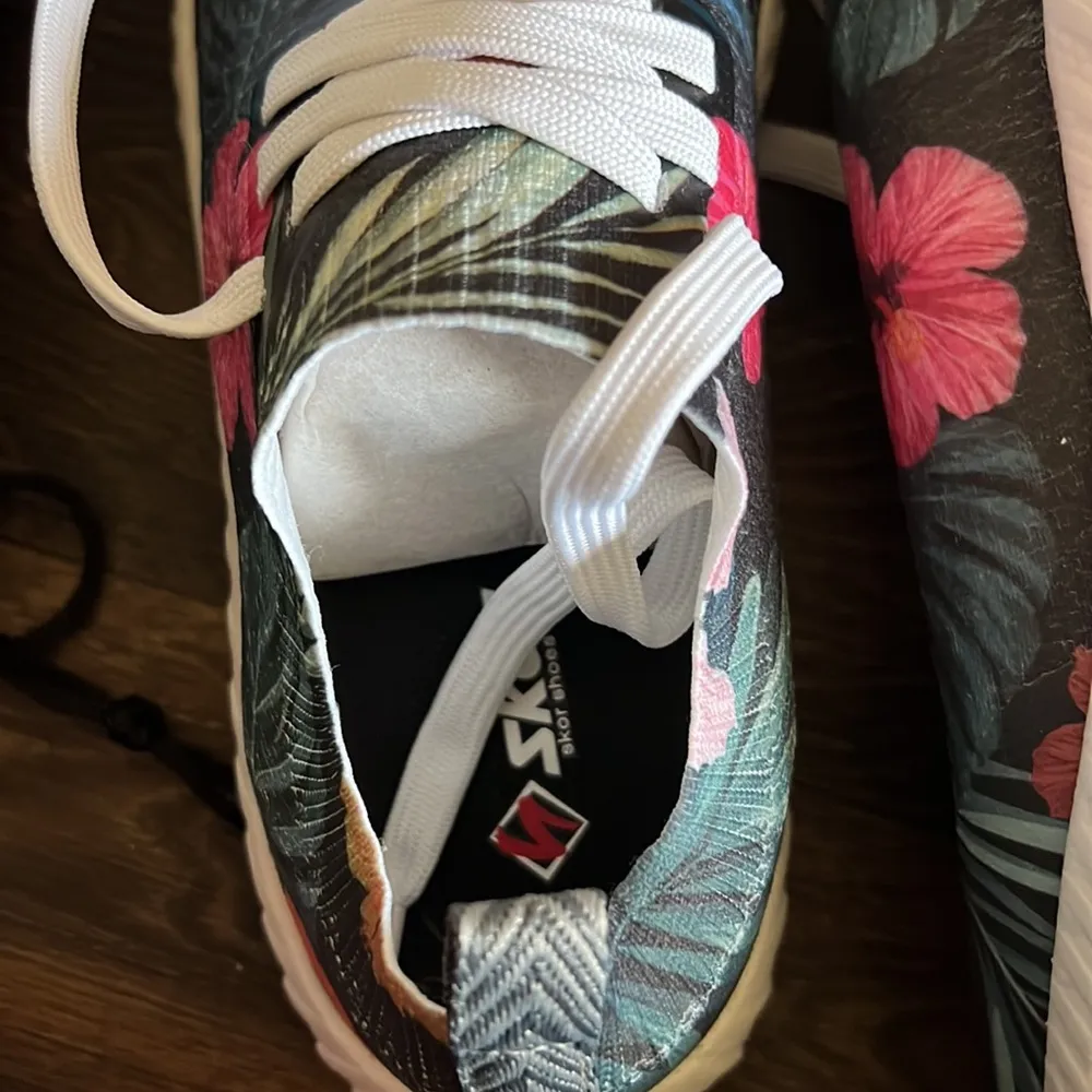 Skor Hawaiian Print Sneakers Size 9 - Image 4