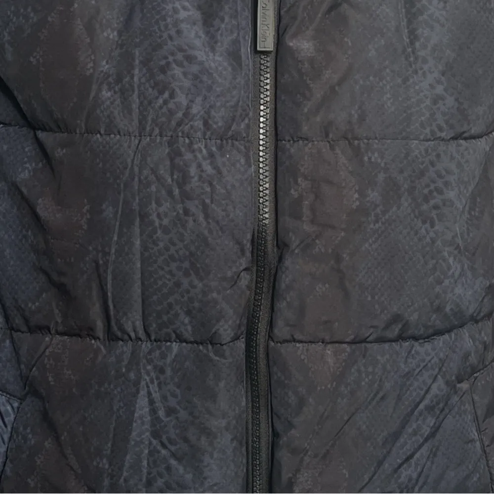 Calvin Klein Snake Skin Design Puffer Vest with Hideable Hood Blue Black Large - Image 3