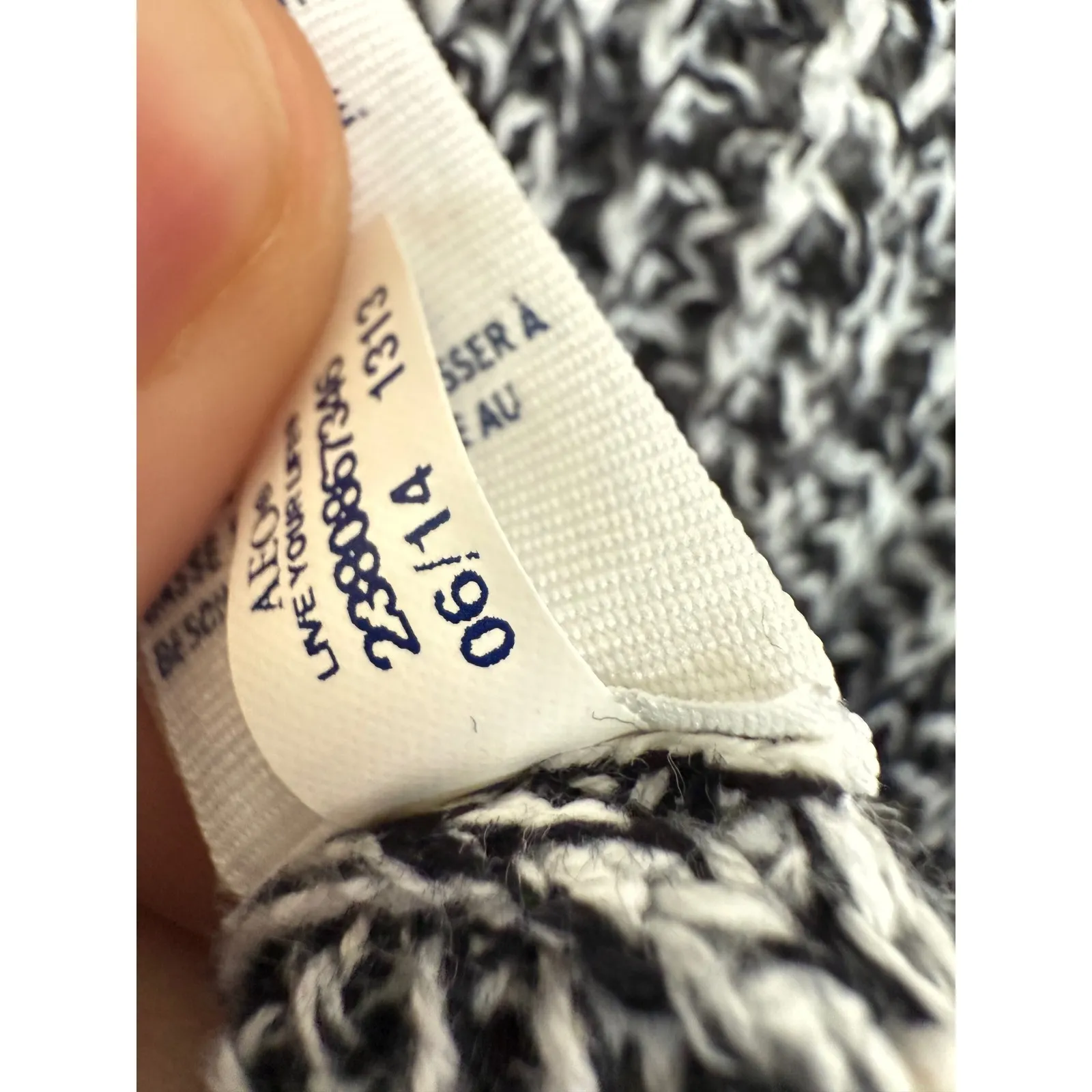 American Eagle Vintage Knit Long Sleeve Deep VNeck Zip Cardigan 2000's Size M - Image 6