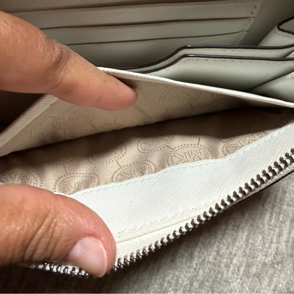 Michael Kors White jet set   Wallet with Silver Accents - Image 4