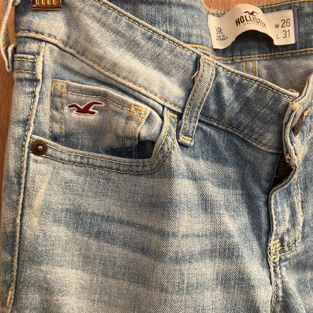 Hollister low rise light wash skinny jeans size 3R/26 - Image 3