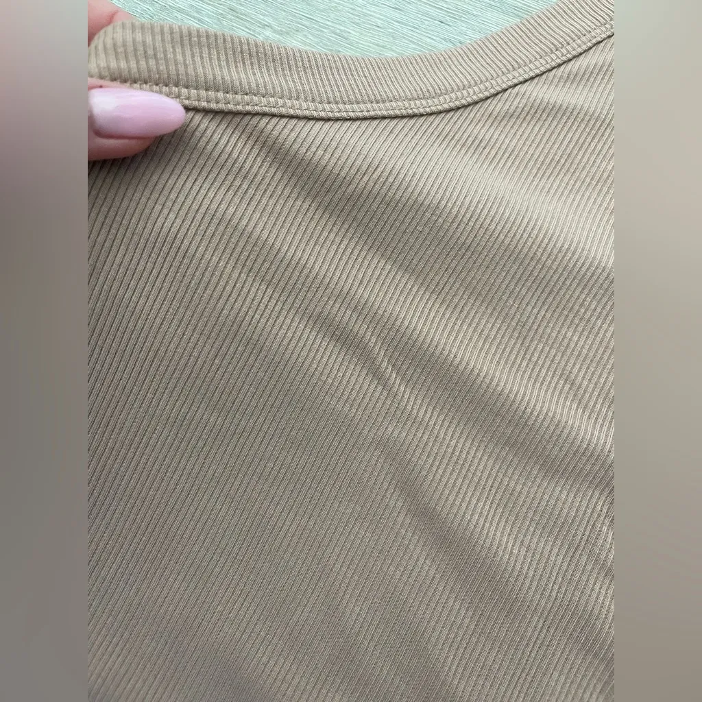 NWOT BOZZOLO TAN CROP RIBBED TOP M - Image 3