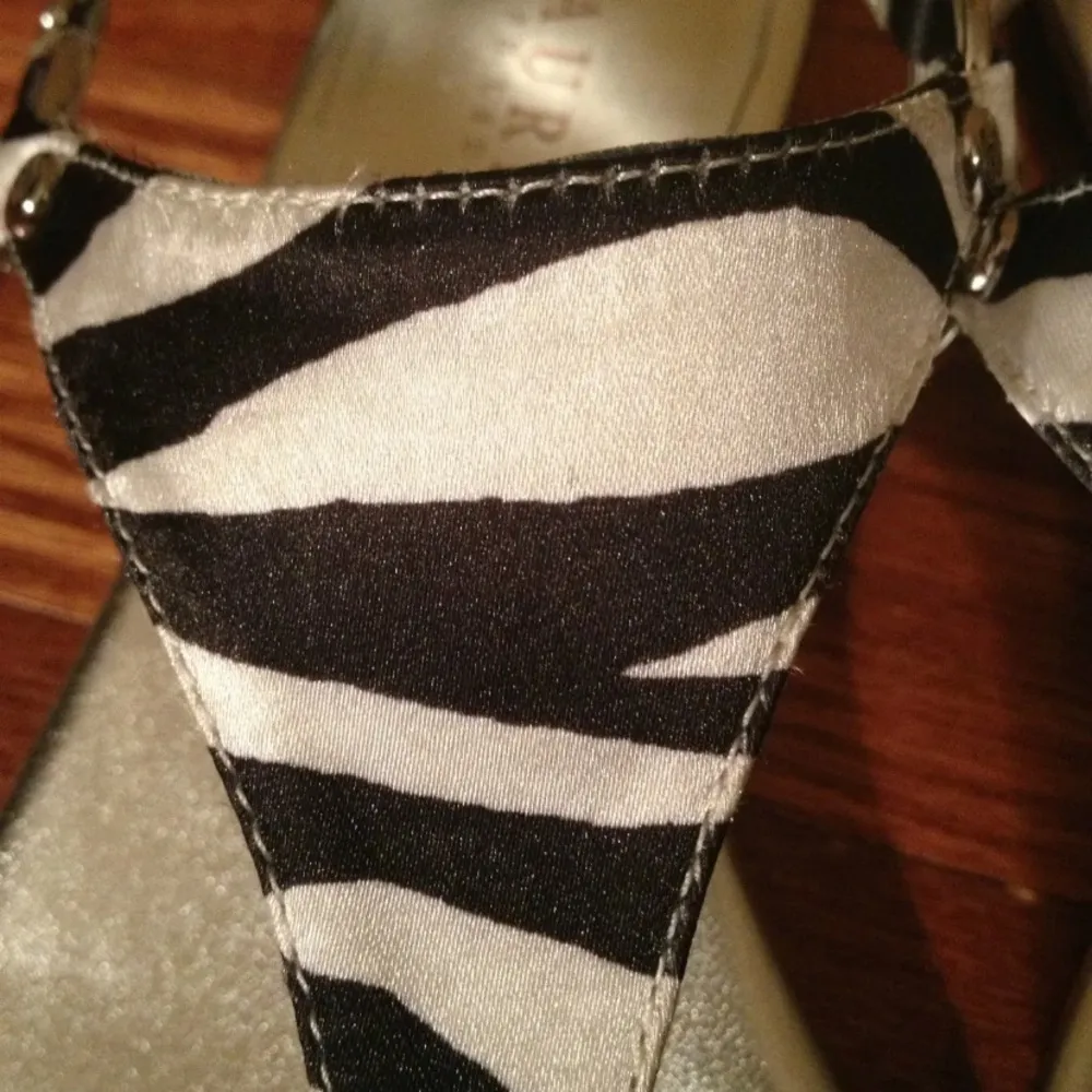 Lauren  Halina 2 Sandals Women’s Size 6.5 Black/White Print New - Image 3